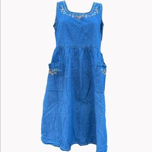 Vintage 90s Jean Dress with embroidered flowers with pockets.